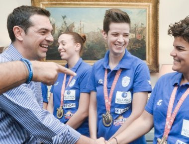 Θερμή υποδοχή του πρωθυπουργού στους κατόχους μεταλλίων από τους Ολυμπιακούς Αγώνες Κωφών (φωτό)